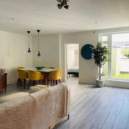 Appartamento Stunning Huge Openplan 2Bed Flat Woking Esterno foto