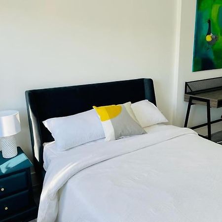 Appartamento Stunning Huge Openplan 2Bed Flat Woking Esterno foto