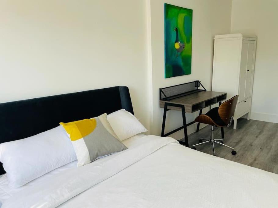 Appartamento Stunning Huge Openplan 2Bed Flat Woking Esterno foto