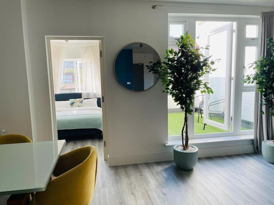 Appartamento Stunning Huge Openplan 2Bed Flat Woking Esterno foto