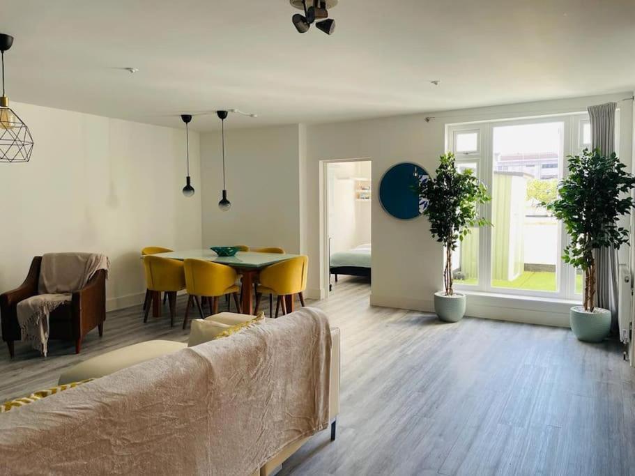 Appartamento Stunning Huge Openplan 2Bed Flat Woking Esterno foto