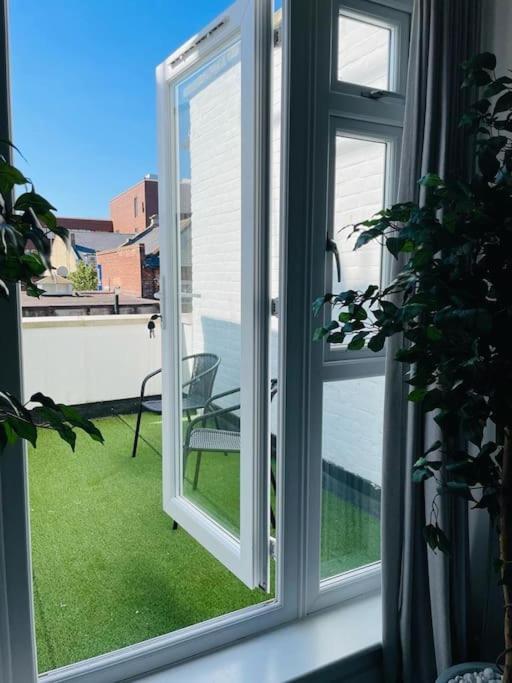 Appartamento Stunning Huge Openplan 2Bed Flat Woking Esterno foto