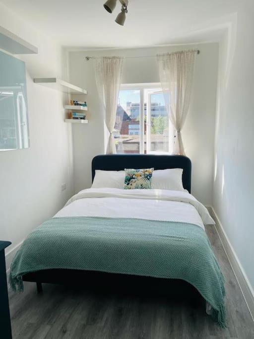 Appartamento Stunning Huge Openplan 2Bed Flat Woking Esterno foto