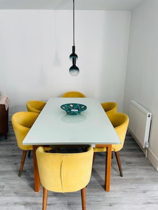 Appartamento Stunning Huge Openplan 2Bed Flat Woking Esterno foto