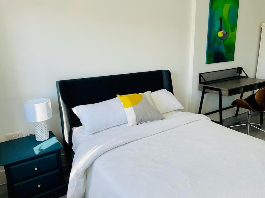 Appartamento Stunning Huge Openplan 2Bed Flat Woking Esterno foto