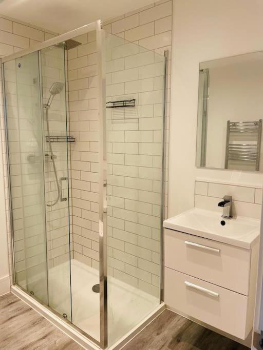 Appartamento Stunning Huge Openplan 2Bed Flat Woking Esterno foto