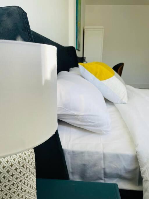 Appartamento Stunning Huge Openplan 2Bed Flat Woking Esterno foto