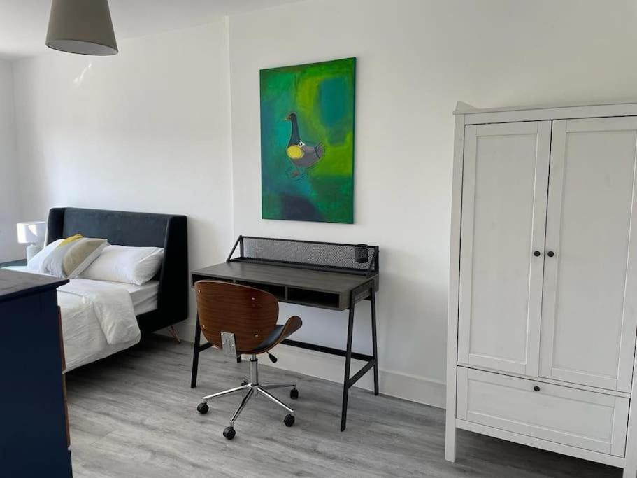 Appartamento Stunning Huge Openplan 2Bed Flat Woking Esterno foto