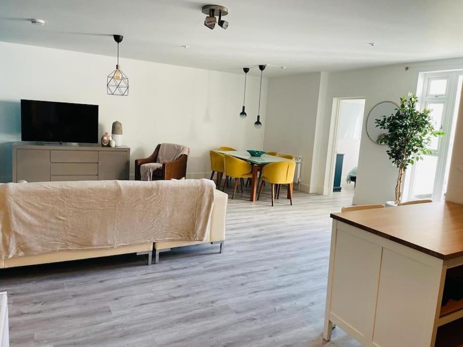 Appartamento Stunning Huge Openplan 2Bed Flat Woking Esterno foto