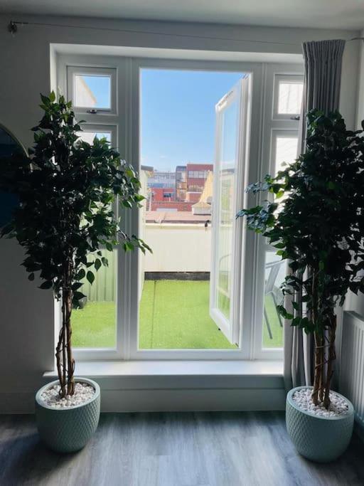 Appartamento Stunning Huge Openplan 2Bed Flat Woking Esterno foto