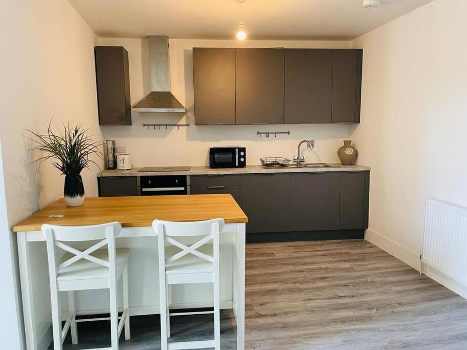 Appartamento Stunning Huge Openplan 2Bed Flat Woking Esterno foto