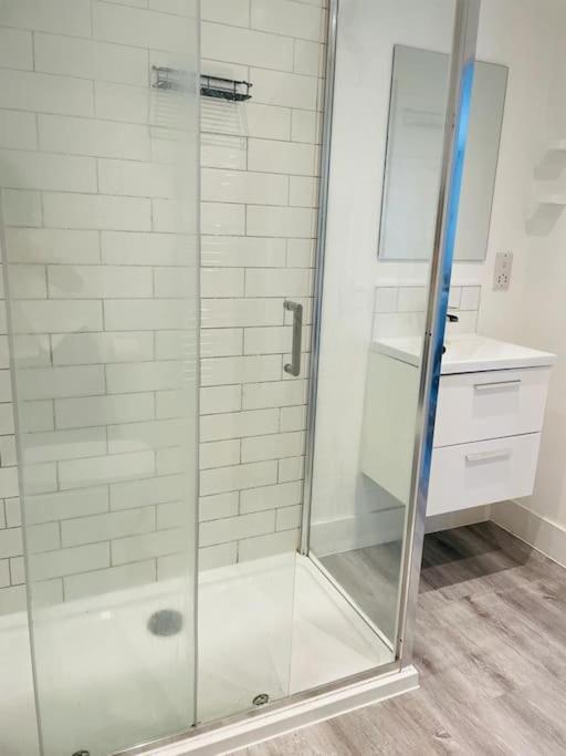 Appartamento Stunning Huge Openplan 2Bed Flat Woking Esterno foto