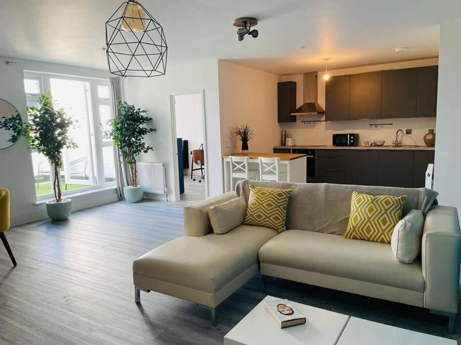 Appartamento Stunning Huge Openplan 2Bed Flat Woking Esterno foto